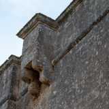 ...piccoli vani esterni da cui si facevano cadere pietre, dardi, acqua, olio o pece bollenti sugli assalitori. �La Compra� � quindi una masseria fortificata, dotata di tutti gli elementi architettonici difensivi tipici del tempo
